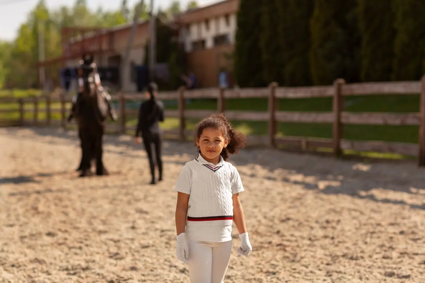 Vorderansicht: Kinder lernen, auf Pferden zu reiten.