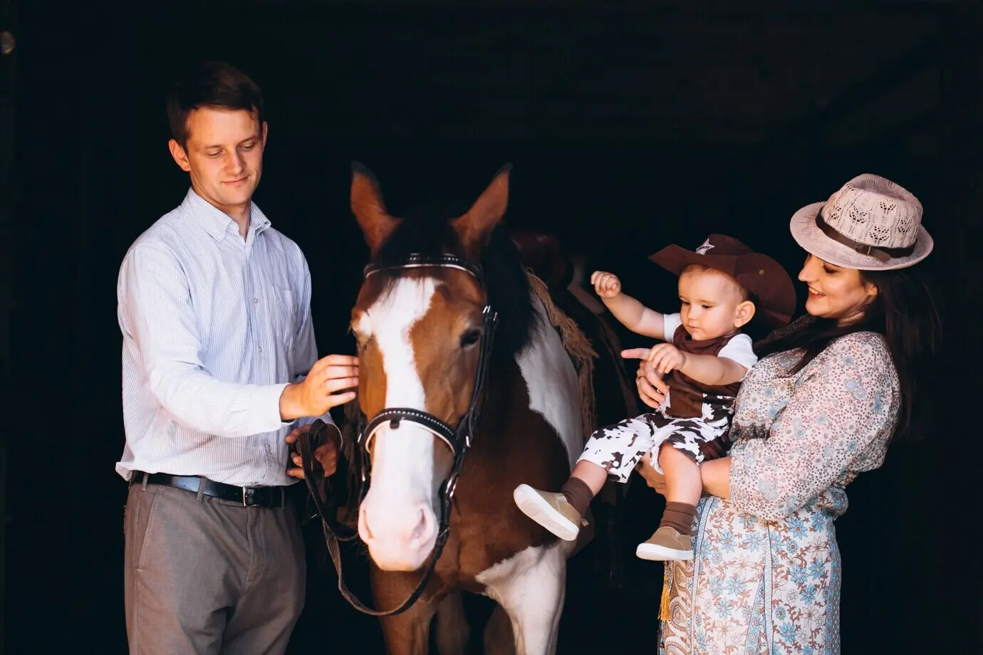Eine Familie mit ihrem kleinen Sohn auf einer Ranch.