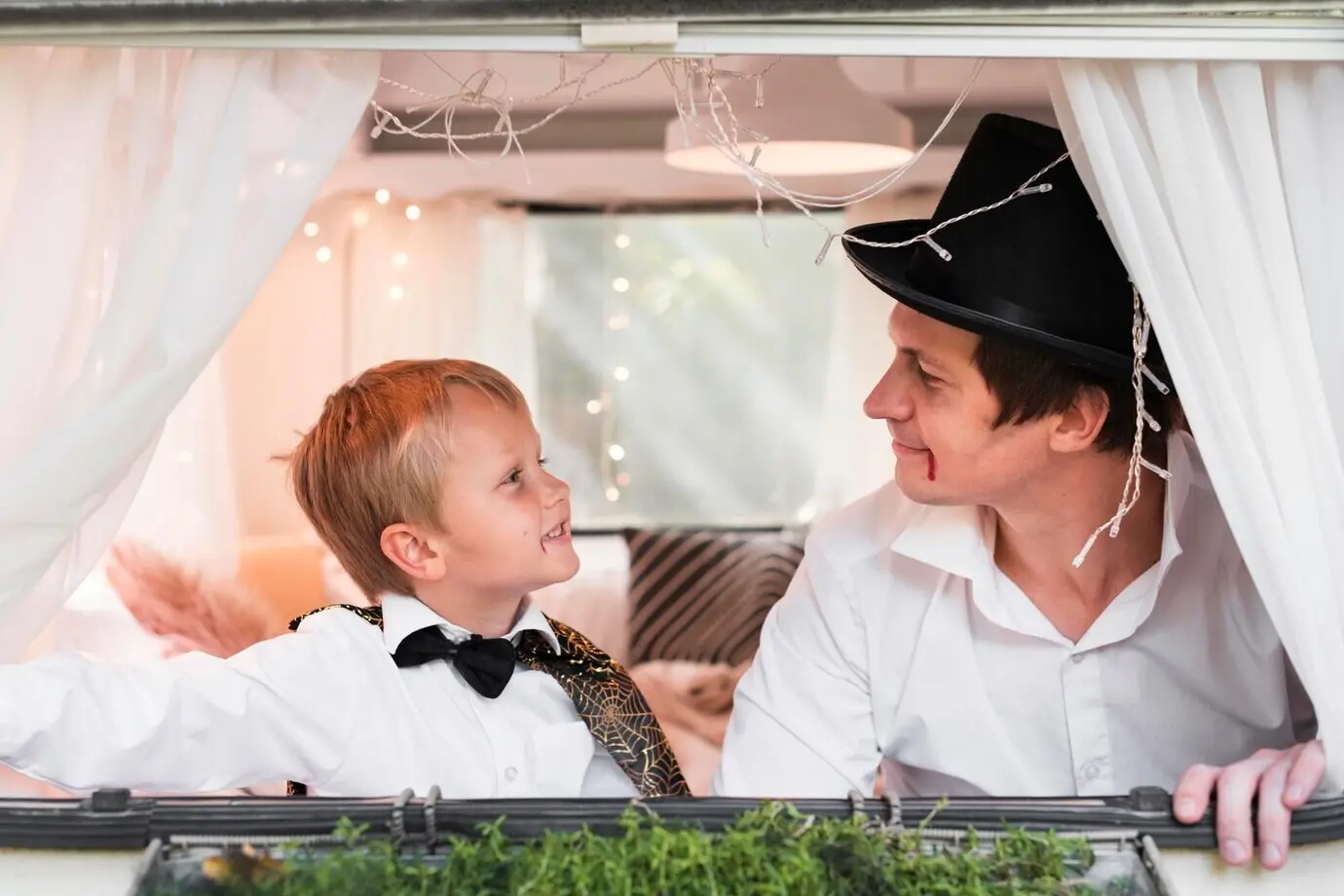 Halbnahe Aufnahme eines Mannes und eines Kindes mit Kostümen.