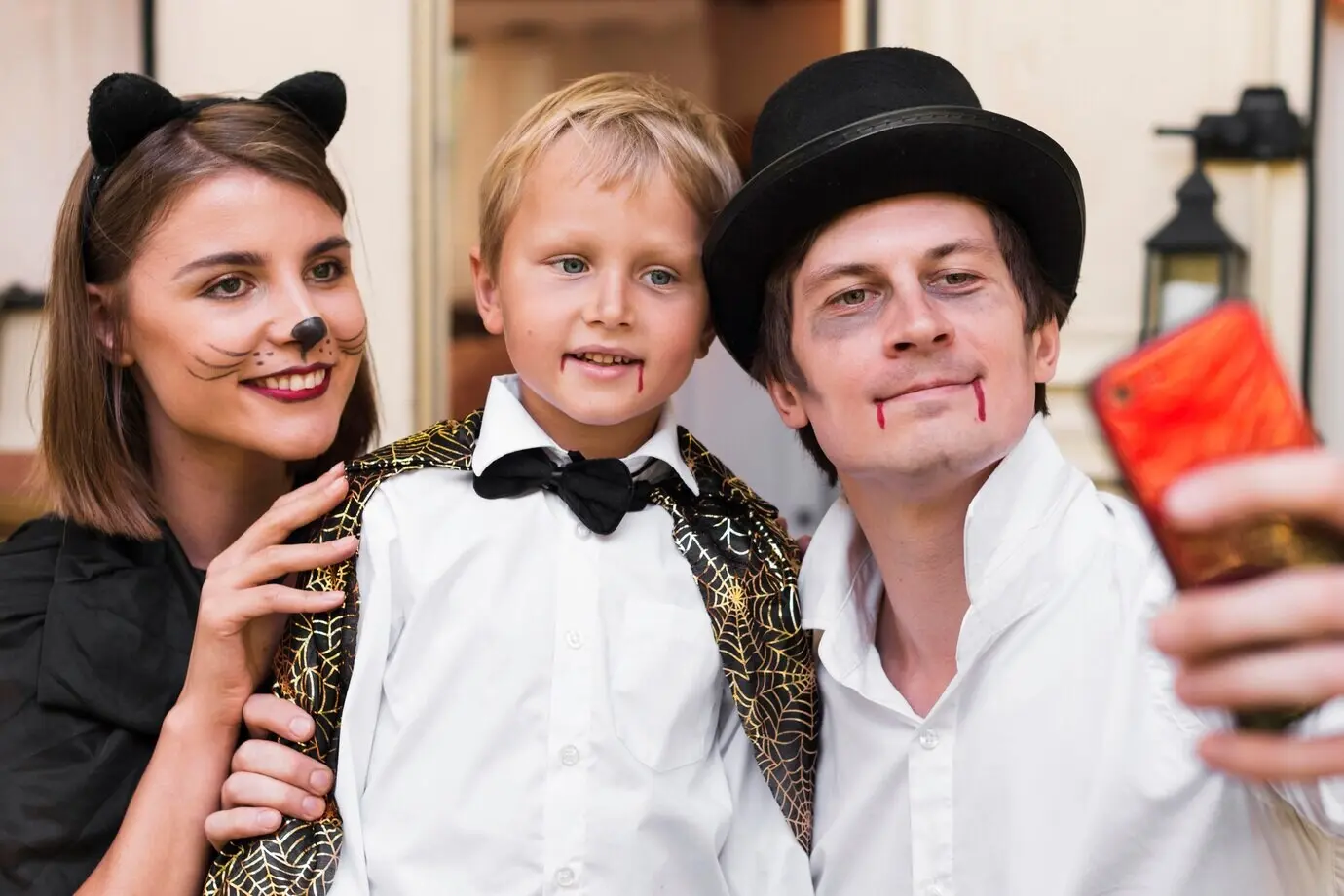 Halbnahe Aufnahme einer Familie, die ein Selfie macht.